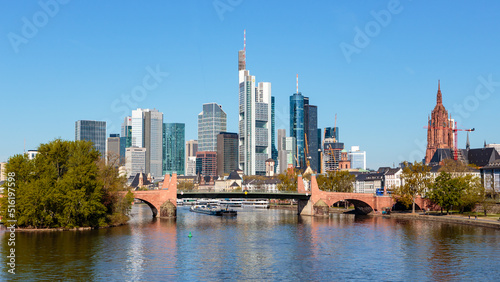 Frankfurt am Main  Blick auf die Skyline von der Ignatz-Bubis-Br  cke  18.04.2022.