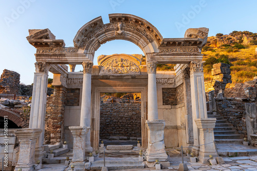 Quadro su tela Hadrian's Temple, Cloudless sky Hadrian's Temple in the ancient city of Ephesus, Selcuk, Turkey