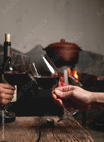 Fototapete preparando la cena y brindando con copas de vino tinto