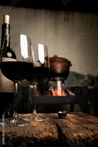 Leinwand Poster preparando la cena y brindando con copas de vino tinto