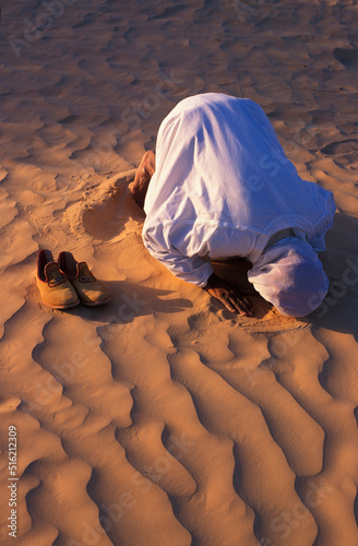 Photography Bedouin praying in the Sahara