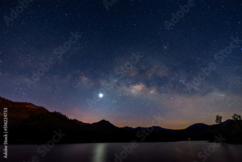 Foto Beautiful landscape mountains and lake in the night with Milky Way with Mars and
