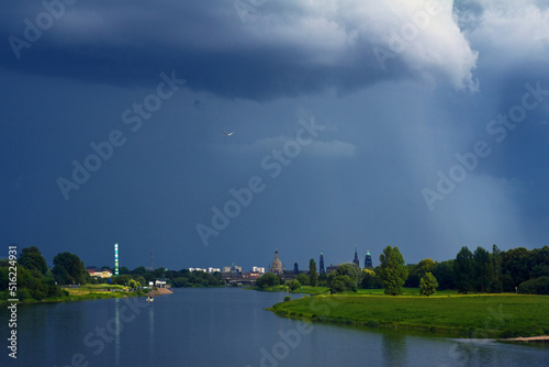 Dresden, Stadtansicht, Panorama im Regen, Unwetter mit Elbe im Vordergrund in Blau und Grün im Sommer