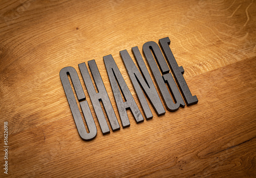 Change in schwarzen Buchstaben auf Holzhintergrund