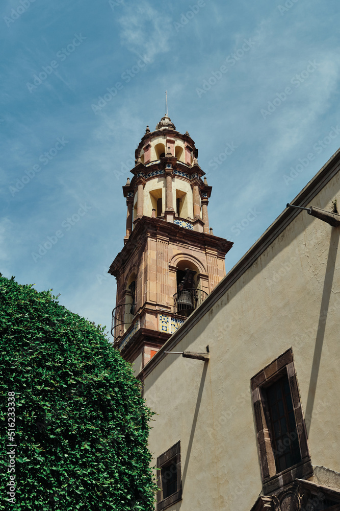 Campanario de la iglesia de Santa Clara en el centro historico colonial de Queretaro