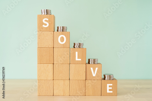 解決・解答のイメージ｜「SOLVE」と書かれたブロックとコイン 