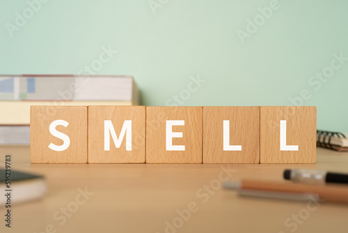 香り・臭いのイメージ｜「SMELL」と書かれたブロックが置かれたデスク 