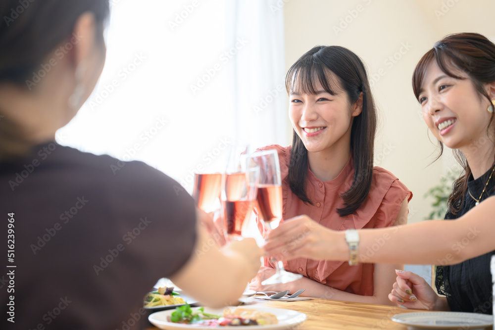 家やレストランでの女子会の様子 Stock Photo | Adobe Stock