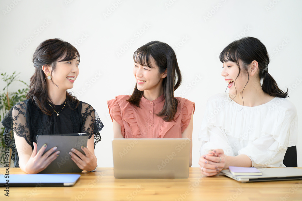女性の仕事の様子 女性の仕事の様子