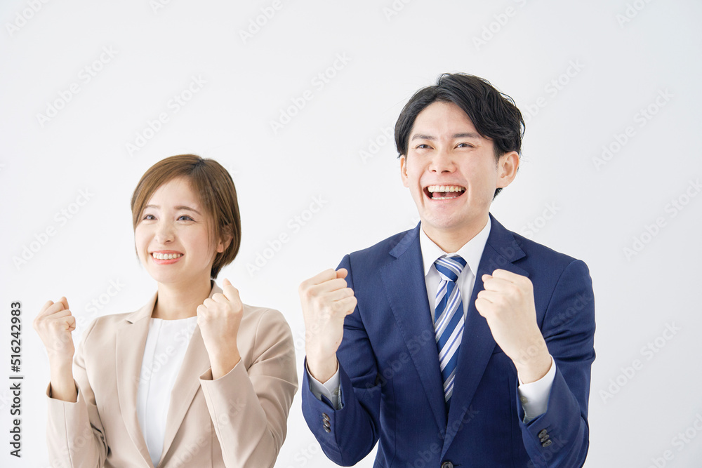 ガッツポーズをするビジネスウーマンとビジネスマン