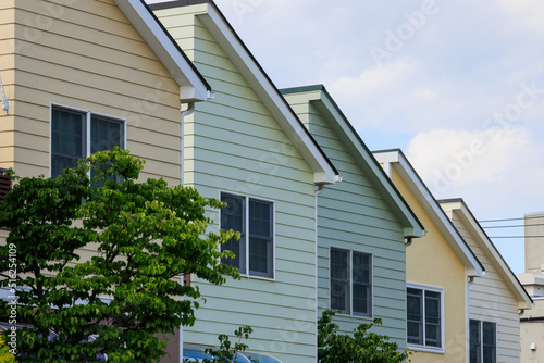 連なる同形の戸建住宅の窓と屋根