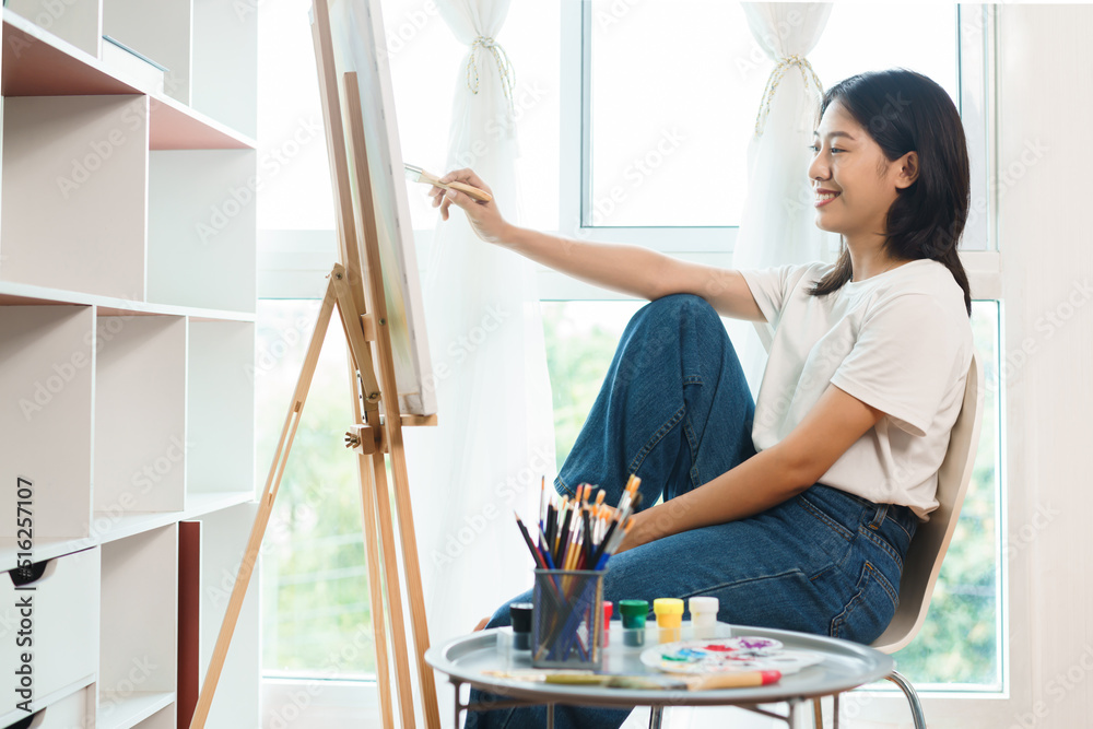 Obraz premium The art concept, Asian female artist using paint brush to painting for create artwork on canvas