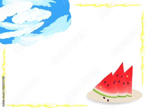 お皿に盛りつけたカットしたスイカ、青い空と白い雲のフレーム背景