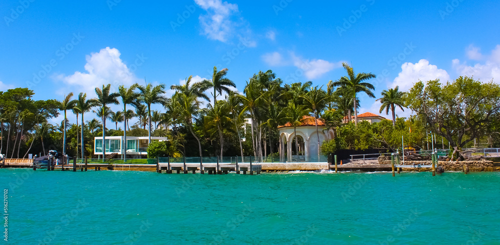 Naklejka premium Luxurious mansion in Miami Beach, florida, U.S.A