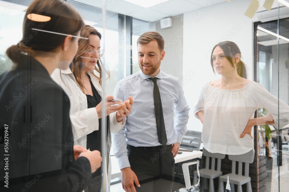 Obraz premium A group of business people partners during a set team meeting in the modern office. Teamwork concept