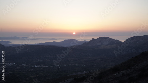 Schöner Sonnenuntergang mit Berg und Meer Blick © Hanglooser