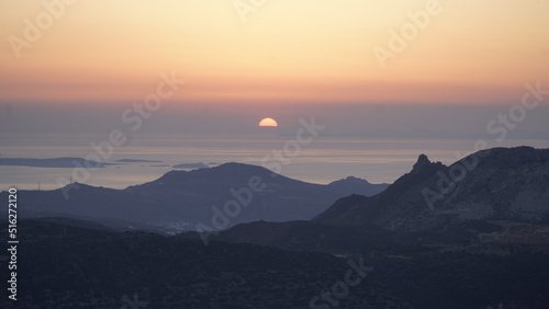 Schöner Sonnenuntergang mit Berg und Meer Blick