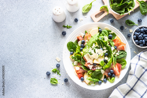 Canvas Print Healthy salad with spinach, arugula, jamon, pear, blueberry and parmesan