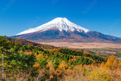 二十曲峠から眺める富士山と紅葉　山梨県南都留郡忍野村にて © photop5