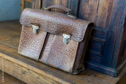 cartable,sac d'école,école,ancienne,vintage,cuir,gros plan,vintage,école publique,laïcité,école laïque,écolier,ancien temps,vieux,ancien,objet,classe,salle de classe,instruction photo