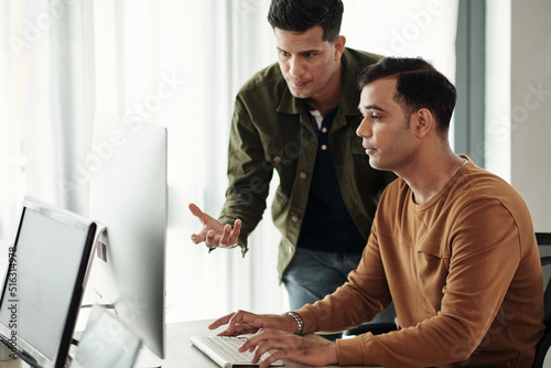 Fotografi Lead developer helping junior developer with troubleshooting software issues