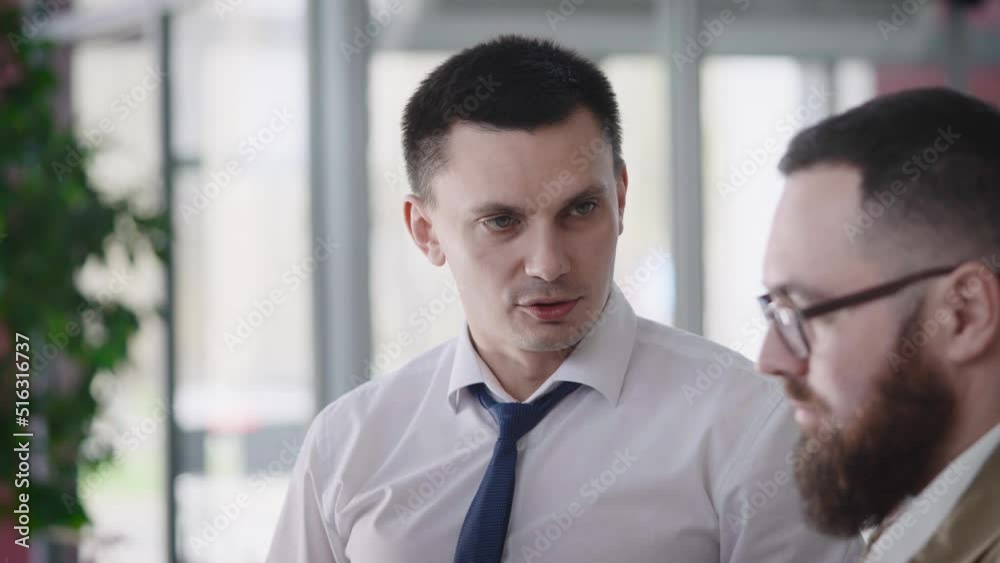 A professional manager advises the client on the purchase of a financial product. A professional manager advises the client on the purchase of a financial product.