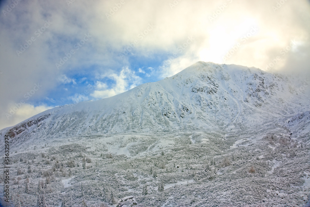 Zimowy krajobraz górski Kurort narciarski - obrazy, fototapety, plakaty 