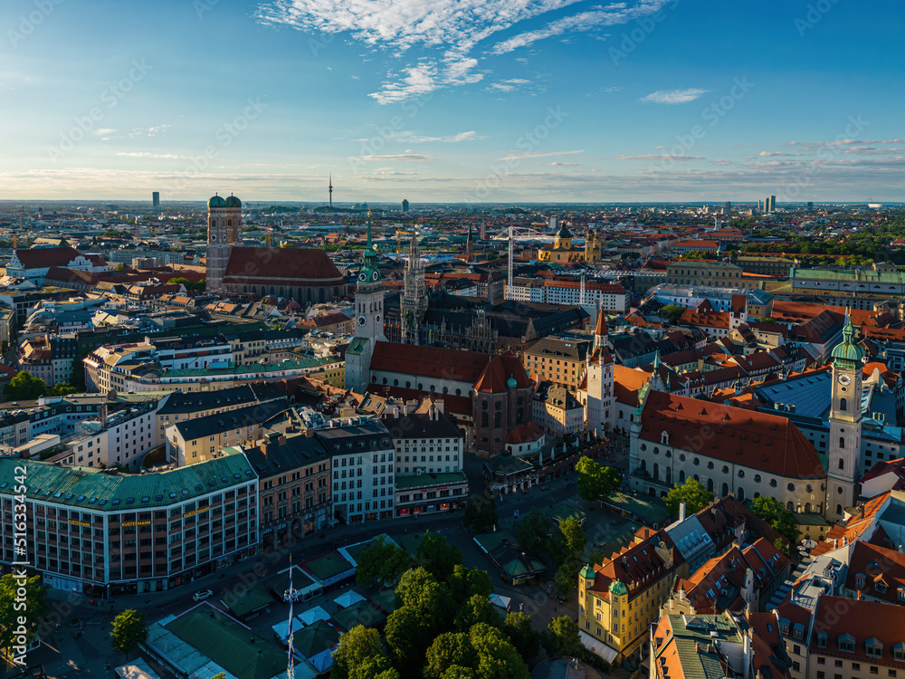 Obraz premium Beautiful Munich Skyline With Marienplatz