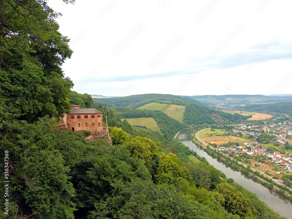 Das Landesdenkmal Klause bei Kastel-Staadt im Landkreis Trier-Saarburg mit Blick über das Saartal, die Saar und den Ort Serrig.