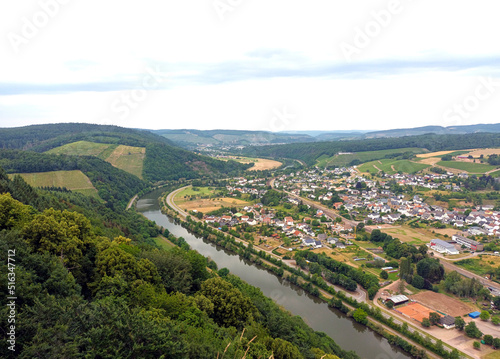  Blick über das Saartal, die Saar und den Ort Serrig von einem Aussichtspunkt bei Kastel-Staadt im Landkreis Trier-Saarburg. © Philipp