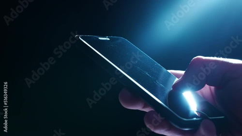 スマートフォンを操作する男性の手元