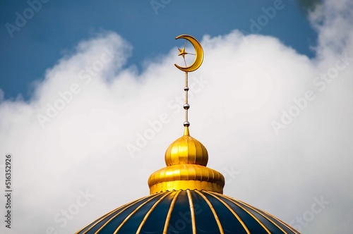 Photo Golden dome of the Muslim temple