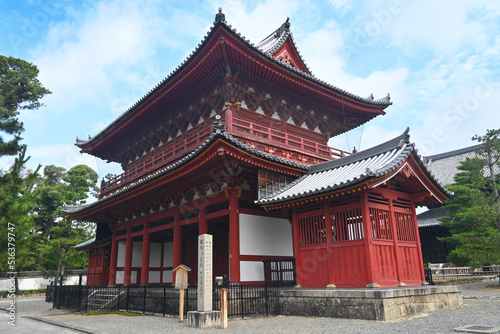 7月の朝に歩く京都市妙心寺の雄大な三門