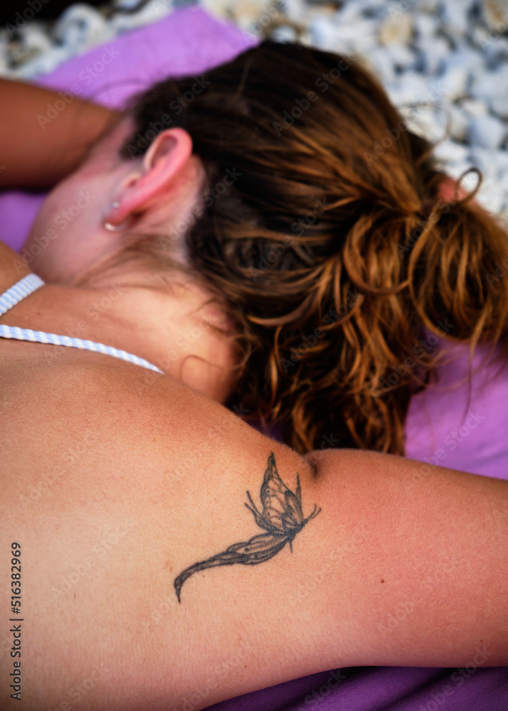 Obraz premium Foto scattata ad una ragazza che prende il sole nella famosa spiaggia di Sansone situata nelle vicinanze di Portoferraio (LI).