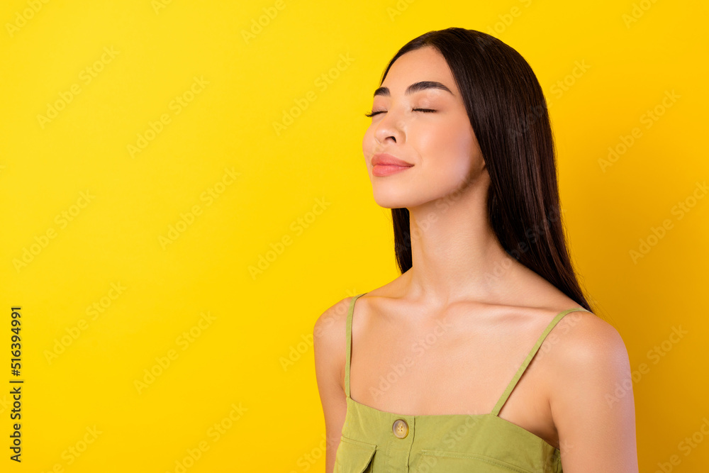 Obraz premium Photo fo adorable satisfied young person closed eyes imagine empty space isolated on yellow color background