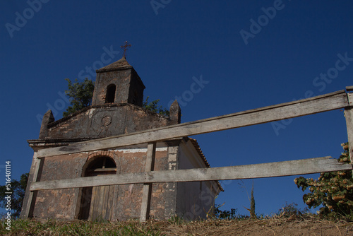 Capela Histórica com Cercado Envelhecido ao Entardecer photo