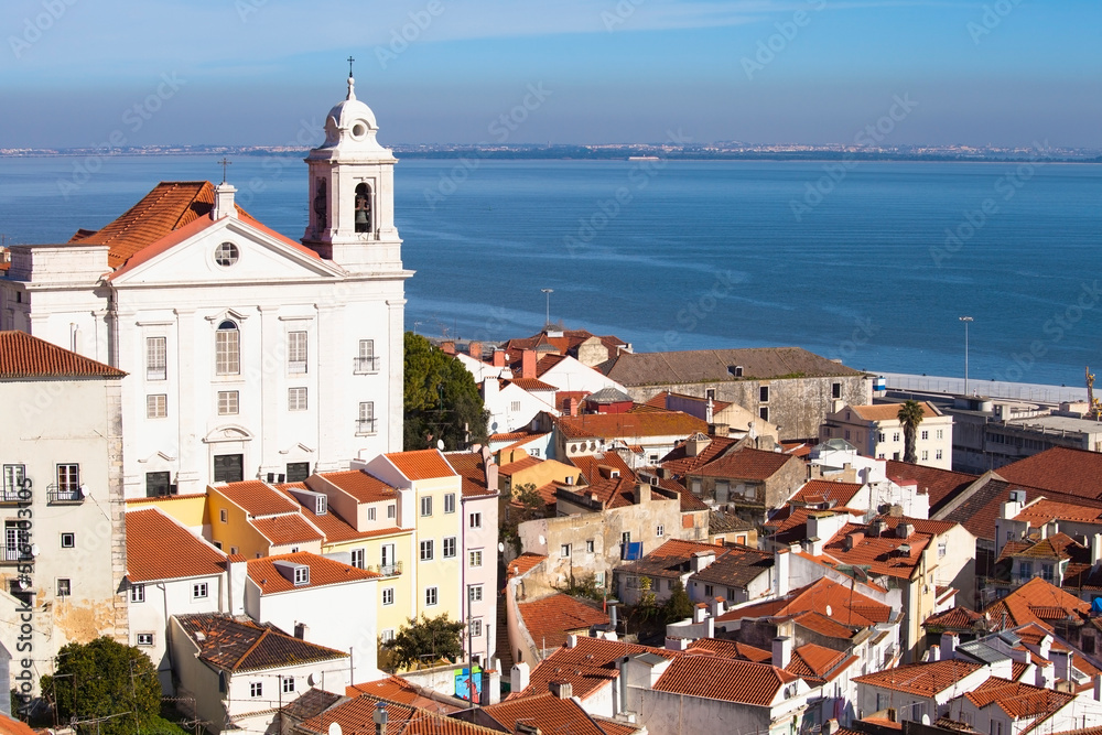 Fototapeta premium Panoramic view of the Alfama neighborhood in the city of Lisbon