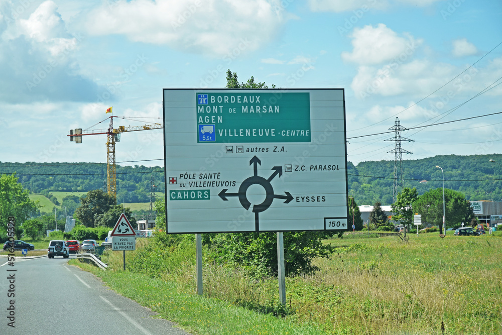 Panneau indiquant les directions accessibles au rond-point : Bordeaux, Mont-de-Marsan, Agen, Villeneuve-sur-Lot, Cahors, pôle de santé, Eysses.