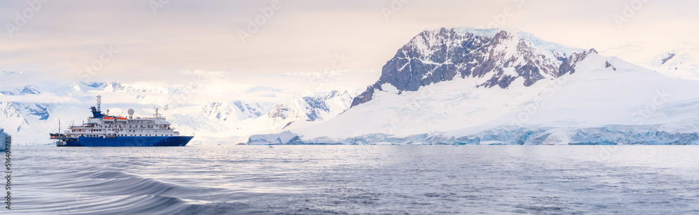antarktische Eisberg Landschaft in der Cierva Cove - ein tiefer Meeresarm an der Westseite der Antarktischen Halbinsel, umringt von rauen Bergen und dramatischen Gletscherfronten.