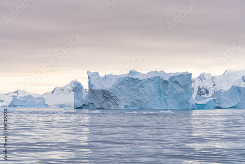 antarktische Eisberg Landschaft bei Portal Point welches am Zugang zu Charlotte Bay auf der Reclus Halbinsel, an der Westküste von Graham Land liegt. © stylefoto24