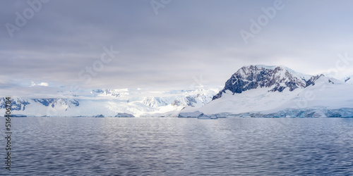 antarktische Eisberg Landschaft in der Cierva Cove - ein tiefer Meeresarm an der Westseite der Antarktischen Halbinsel, umringt von rauen Bergen und dramatischen Gletscherfronten. © stylefoto24