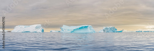 antarktische Eisberg Landschaft bei Portal Point welches am Zugang zu Charlotte Bay auf der Reclus Halbinsel, an der Westküste von Graham Land liegt. photo