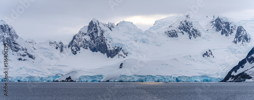 antarktische Eisberg Landschaft bei Portal Point welches am Zugang zu Charlotte Bay auf der Reclus Halbinsel, an der Westküste von Graham Land liegt. photo