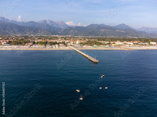 Forte dei Marmi, Toscana: vista aerea del Pontile con le barche della scuola vela della città e le Alpi Apuane sullo sfondo
