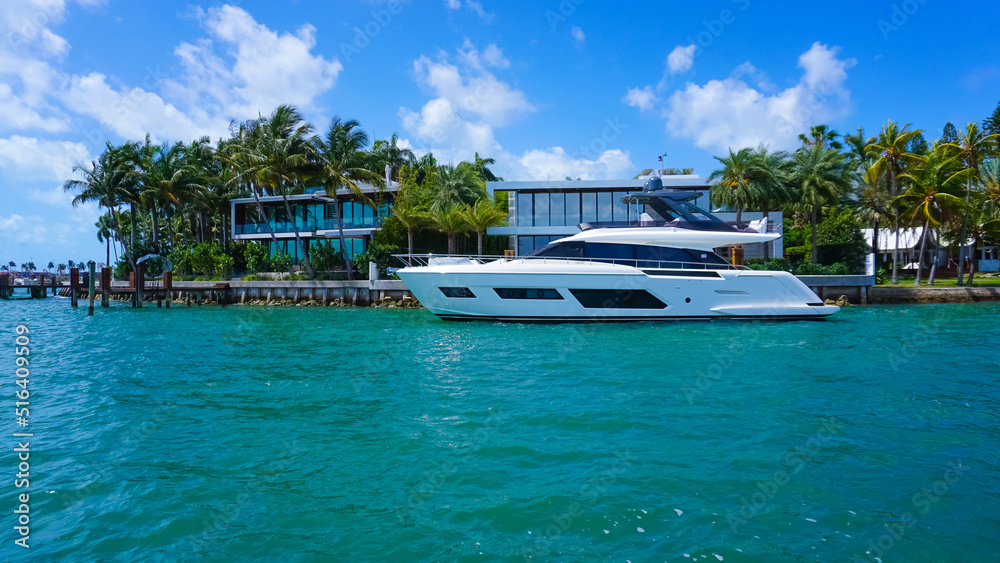 Obraz premium Luxurious mansion in Miami Beach, florida, U.S.A