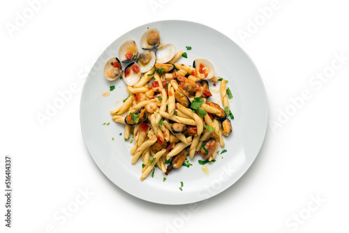 Piatto di deliziose trofie con vongole e cozze, cibo italiano