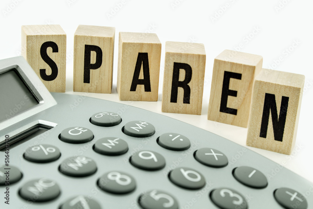 Finanzen und Sparen mit Rechner auf weissem Hintergrund Finanzen und Sparen mit Rechner auf weissem Hintergrund