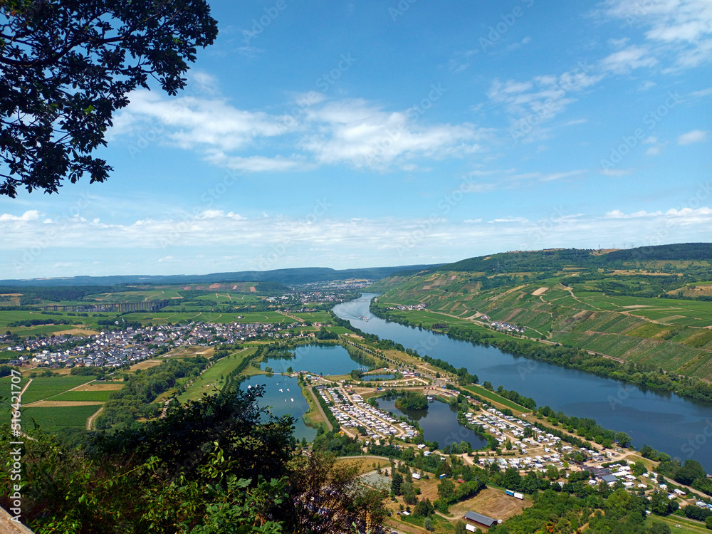 Fototapeta premium Blick vom Kumer Knüppchen über die Mosel bei Riol und Mehring mit dem Freizeitsee Triolago an der Moselsteig-Etappe Mehring–Leiwen.
