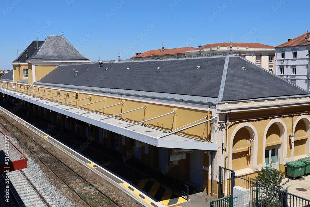 La gare ferroviaire de Roanne, vue de l'extérieur, ville de Roanne, département de la Loire, France