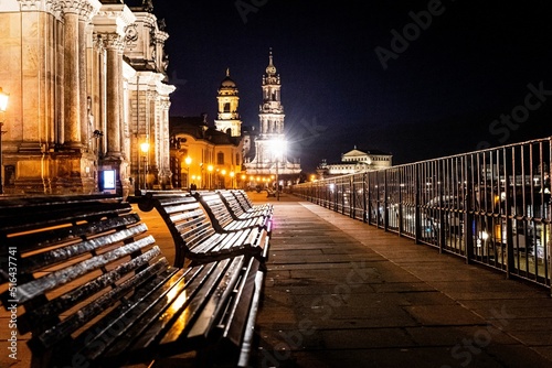 Fotografia Scenic view of empty benches against the Elbe River in Dresden, Germany at night